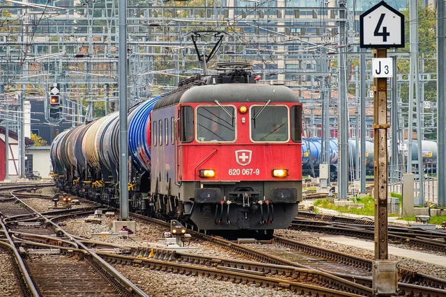 station, freight train, railroad, freight transport, switzerland, close up, wagons, tank wagons, swiss railway. Paesaggio concorrenziale svizzero: strutture di mercato, concentrazione, regole